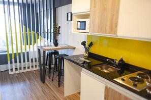 Comfort Apartment | Private kitchen | Full-sized fridge, microwave, stovetop, electric kettle - DFC COLIVING (Salta)