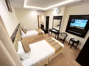 Minibar, sistema de insonorización y tabla de planchar con plancha