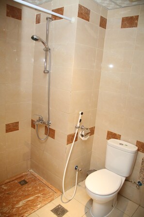 Dusche, Regendusche, kostenlose Toilettenartikel, Haartrockner
