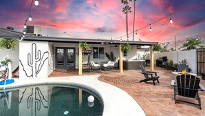 A modern house with a swimming pool, patio furniture, and a barbecue area. - WOW! Luxury Desert Oasis! (Mesa)