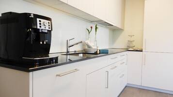 Fridge, oven, stovetop, dishwasher