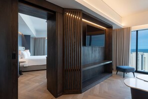Suite ejecutiva, vista al mar (Lounge Access) | Minibar, caja de seguridad en la habitación y escritorio 