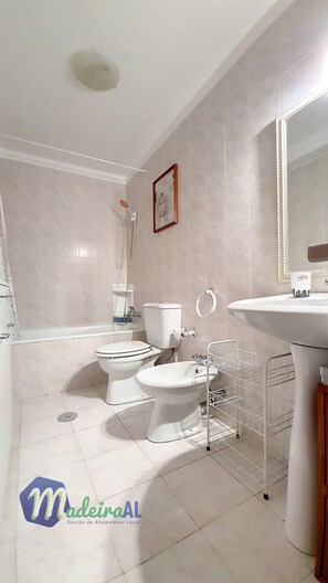 Combined shower/bathtub, hair dryer - Linda's Studio (Funchal)