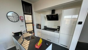 Coffee/tea maker, fridge, oven, stovetop - Enkhuizen on the Ijsselmeer Chalet226 (Enkhuizen)