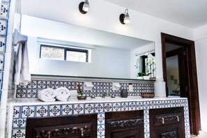 Villa panoramique | Salle de bain | Douche, douche cascade, articles de toilette (gratuits)