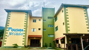 A building with a sign reading "Pousada Neva." - HOTEL NEVADA (Ubatuba)