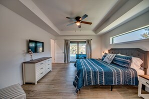 3 Schlafzimmer, Schreibtisch, Bügeleisen/Bügelbrett, Reisekinderbett