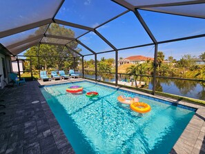 Alberca al aire libre y alberca climatizada