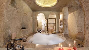 Luxury Suite | Jetted tub