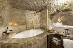 Suite supérieure | Salle de bain | Baignoire et douche séparées, baignoire à remous, douche cascade