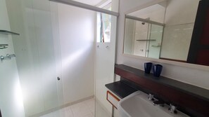 Dusche, Haartrockner, Seife, Toilettenpapier