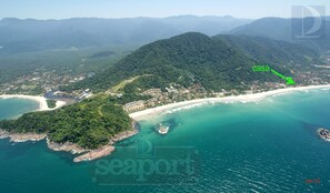 En la playa y camastros 