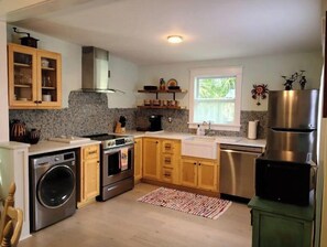 Jääkaappi, mikroaaltouuni, uuni, liesi