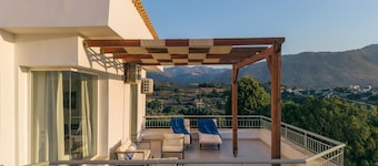 A beautiful 5bedroom villa, in a tranquil location with sea view, close to beach