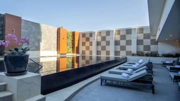 Kolam renang outdoor, dengan payung kolam renang dan kursi berjemur