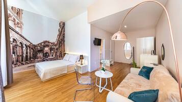 Habitación urbana | Ropa de cama hipoalergénica y caja de seguridad en la habitación