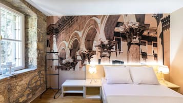 Hypo-allergenic bedding, in-room safe, desk, laptop workspace
