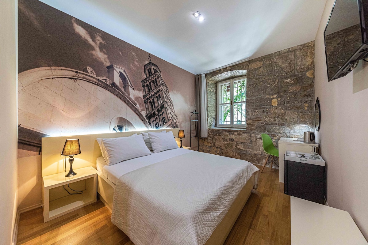 Habitación urbana | Ropa de cama hipoalergénica y caja de seguridad en la habitación