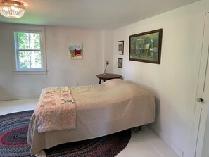 2 bedrooms, desk, WiFi, bed sheets