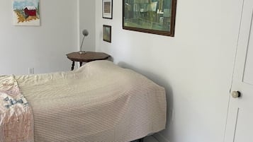 2 bedrooms, desk, WiFi, bed sheets