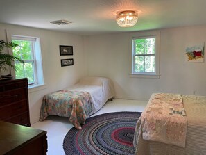 2 makuuhuonetta, työpöytä, Wi-Fi, vuodevaatteet