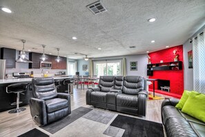 Smart TV, chimenea y monitor de computadora 