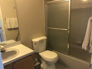 Doccia, asciugacapelli, asciugamani, sapone