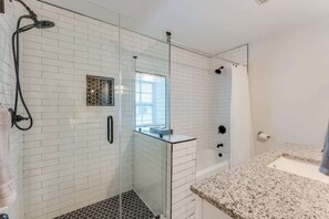 Duschwanne, Handtücher, Seife, Toilettenpapier
