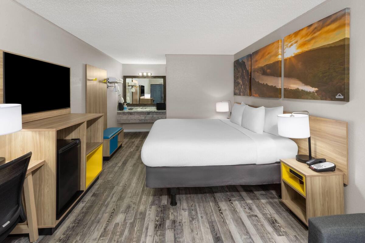 Room, 1 King Bed, Non Smoking | In-room safe, WiFi (free), individually decorated