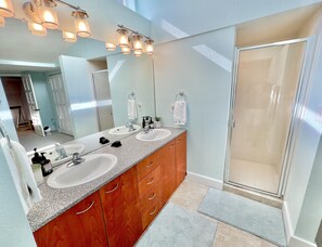 Hårføner og håndklær