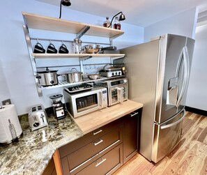 Kjøleskap, mikrobølgeovn, ovn og kaffetrakter/tekoker