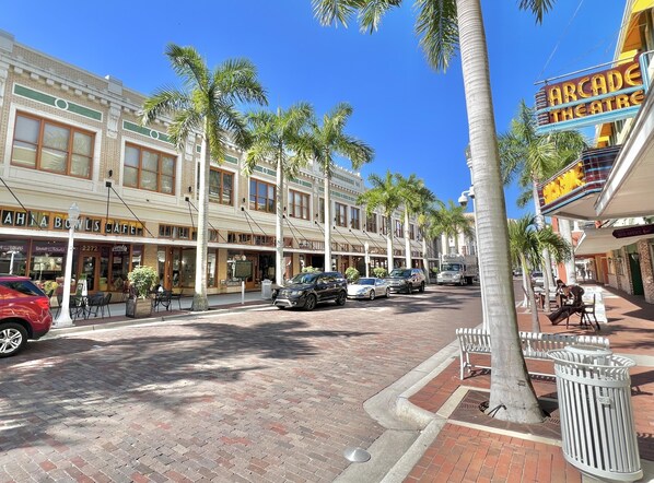 Parkering på området, bil anbefalt