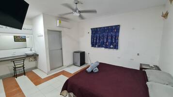 Habitación doble estándar | Escritorio, wifi gratis y ropa de cama
