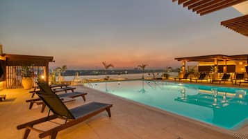 Seasonal outdoor pool, lifeguards on site