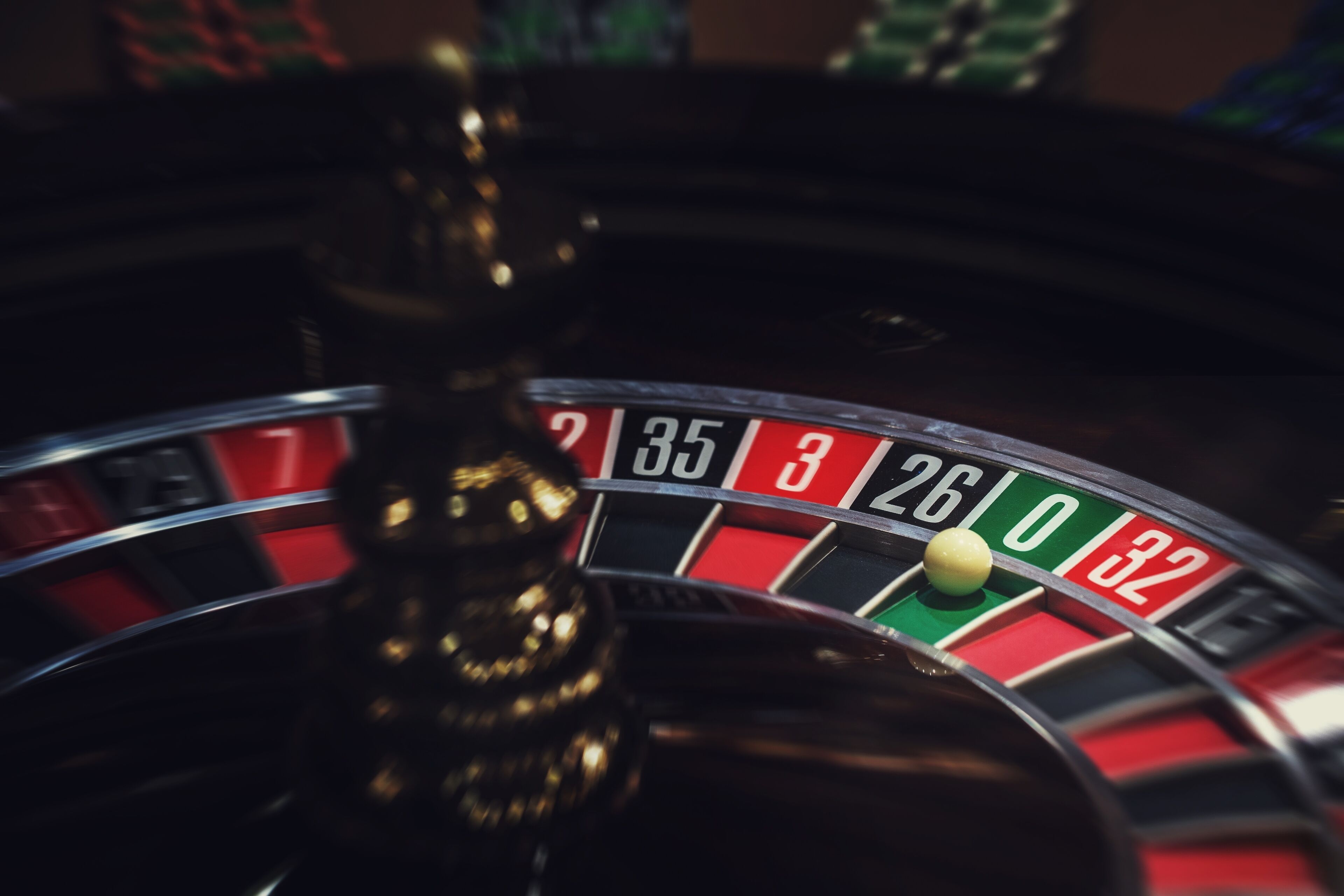 Una ruleta con los números 2, 35, 3, 26, 0, 32 y una bola en movimiento.
