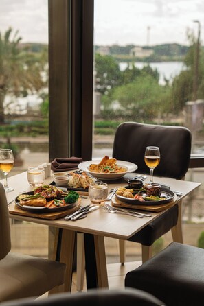 2 restaurants; breakfast, lunch, dinner and brunch served  - Holiday Inn Hotel & Suites Cairo Maadi by IHG (Cairo)