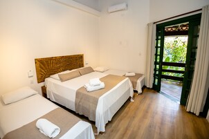 Quarto quádruplo superior | Frigobar, Wi-Fi de cortesia, roupa de cama