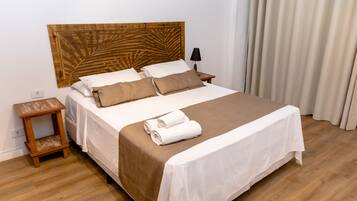 Quarto duplo superior | Frigobar, Wi-Fi de cortesia, roupa de cama