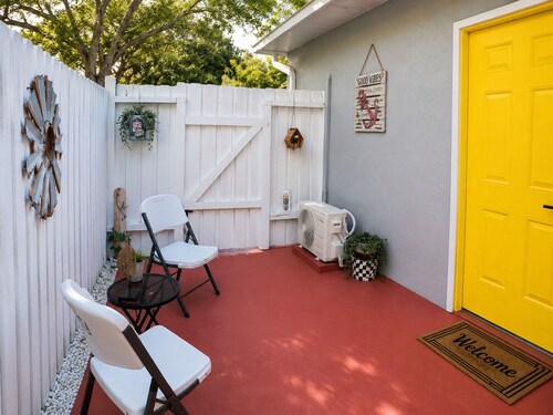 Beautiful suite with separate entrance in Tampa