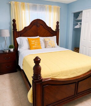 1 bedroom, iron/ironing board, WiFi (free), bed sheets - The Yellow Door Suite Tampa (Tampa)