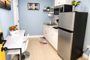 Coffee/tea maker, microwave, stovetop, toaster - The Yellow Door Suite Tampa (Tampa)