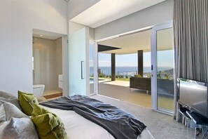 3 bedrooms, desk, iron/ironing board, travel crib