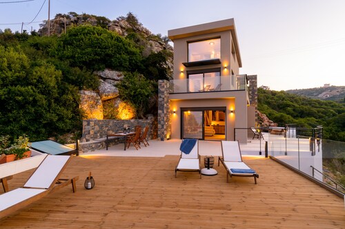 Beachfront villa with hot tub- breathtaking seaview