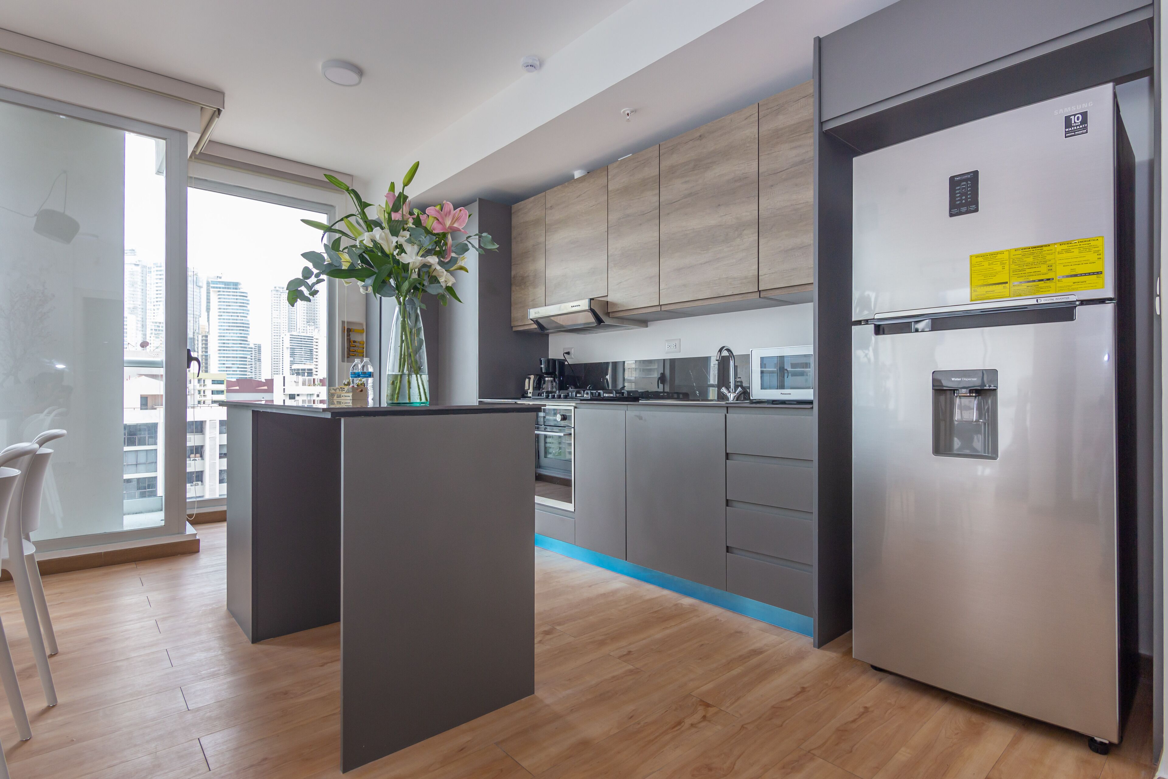 Full-size fridge, microwave, oven, stovetop