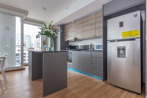 Refrigerador con freezer, microondas, horno, placa de cocina