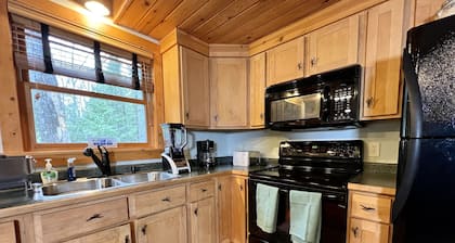 Le Petit Chalet, surrounded by nature, walking distance to Lake Superior & beach