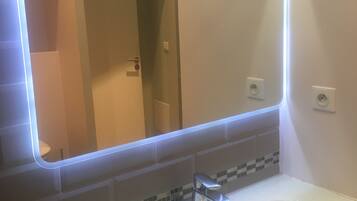 Dusche, Haartrockner, Toilettenpapier