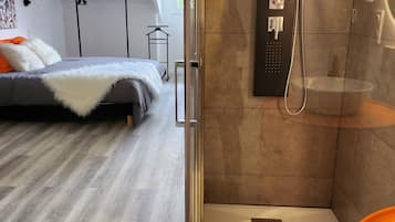 2 slaapkamers, een strijkplank/strijkijzer, reisbedje, gratis wifi