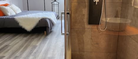2 chambres, fer et planche à repasser, lit de bébé portatif
