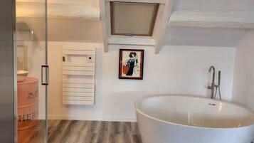 Combined shower/bathtub, hair dryer, towels, toilet paper